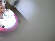 特色宾馆偷拍年轻胸大的美女和四眼仔胖男偷情啪啪,男的虽胖操起逼来真厉害,不停爆操美女