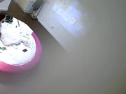 特色宾馆偷拍年轻胸大的美女和四眼仔胖男偷情啪啪,男的虽胖操起逼来真厉害,不停爆操美女