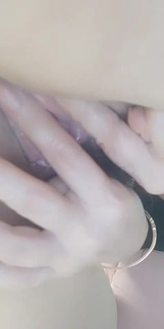 半老徐娘想入非非露脸情趣装，一多紫薇大秀，尿尿特写道具抽插，诱惑哥哥挣钱生活费也不容易