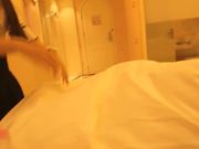 豪华酒店大屌哥1000元选了位刚来兼职的漂亮美女,还会倒挂金钩,第二次干到最后偷偷把套子拿掉射她一身