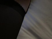 度娘流出年轻漂亮的美女空姐和男友先对着镜子边操边拍,又在床上用道具震她干的大叫：使劲操我,插我小骚逼!