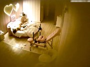 特色宾馆偷拍清纯漂亮大学美女与男友啪啪连干3次