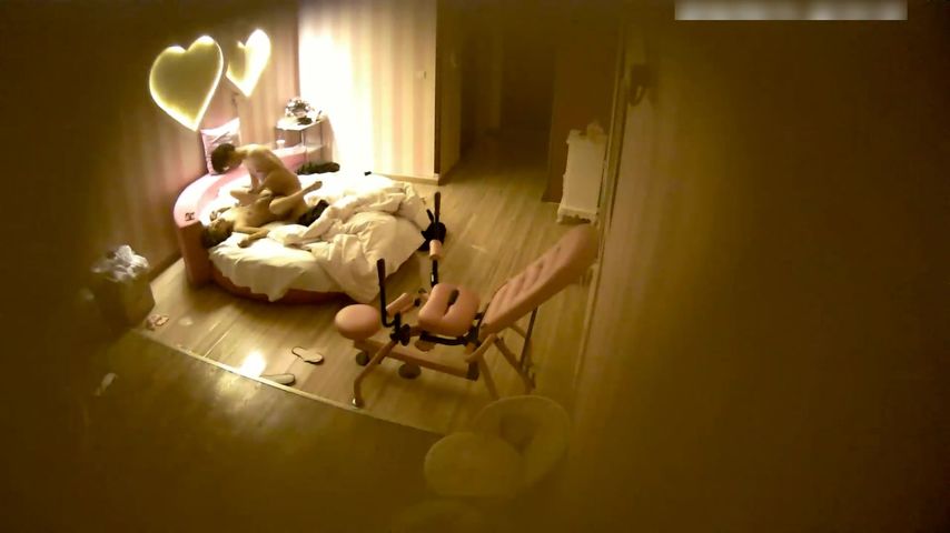 特色宾馆偷拍清纯漂亮大学美女与男友啪啪连干3次