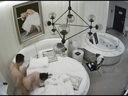 眼镜男喜欢舔脚挑逗一番直接扒掉美女白领内裤露出大白屁股强势插入快速抽送凄惨动人呻吟声随啪啪声齐响小伙真猛