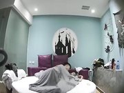 院校附近古堡房大学生情侣开房造爱猥琐眼镜男软磨硬泡终于把妹子给干了欲望来了妹子很配合操完一起吃小食品