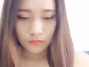 性感网红美女下楼取快递时故意找借口把快递员骗到房间引诱日她