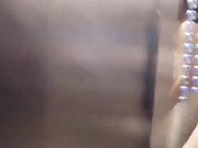 性感网红美女下楼取快递时故意找借口把快递员骗到房间引诱日她