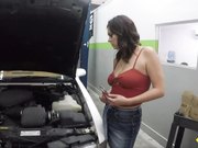 让机械师好好干一炮来抵修车费