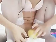 真是啥都往逼里塞啊抹着润滑油往逼里苹果黄瓜插屁眼去了