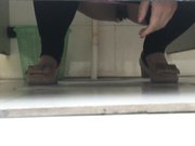 国内牛人潜入某广告公司写字楼女厕偷拍红衣美女出来捂着脸难道发现被拍了