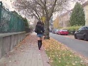 漂亮女孩为通过考试让老头操一次