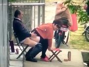 保安翻看监控农家小院大爷和姘头大白天在门前老汉推车 一边看一边调侃