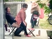 保安翻看监控农家小院大爷和姘头大白天在门前老汉推车 一边看一边调侃