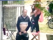 保安翻看监控农家小院大爷和姘头大白天在门前老汉推车 一边看一边调侃