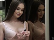 美人妻用丝袜美足撸射丈夫的大屌