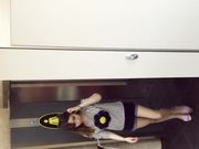 国内牛人潜入某KTV隔板女厕露脸近距离偷拍美女嘘嘘