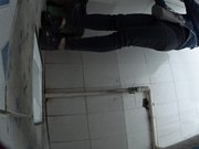 女厕偷放固定针孔摄像头偷拍两个颜值还可以的妹子方便