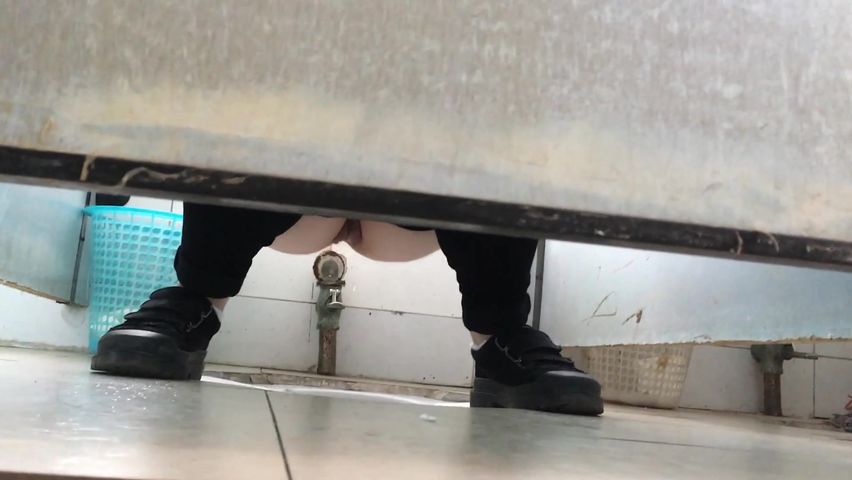 外站流出潜入某学院教学楼女厕偷窥美女嘘嘘