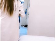 网红美女剧情演绎叫服务员来强行按倒床上勾引拔掉裤子就吃J8硬了就坐上去猛摇