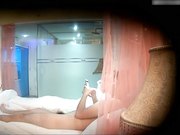 高颜值性感美女和眼镜男酒店开房用情趣道具把她绑起来鞭打屁股干