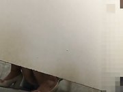 国内牛人潜入某娱乐城KTV女厕偷窥不小心被发现了被妹子用眼神怒视