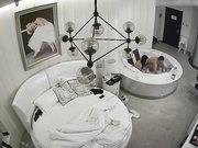 情趣酒店豪华房偷拍非常能干的眼镜男床上干到浴缸站着快速抽插