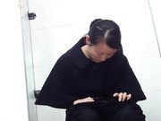 商场排队厕拍系列1 妹子的红内裤很是扎眼 人也长的漂亮