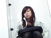 商场排队厕拍系列1 妹子的红内裤很是扎眼 人也长的漂亮