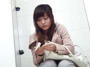 商场排队厕拍系列1 妹子的红内裤很是扎眼 人也长的漂亮