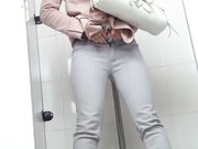 商场排队厕拍系列1 妹子的红内裤很是扎眼 人也长的漂亮