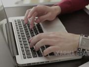 在小女友漂亮的脸上和嘴里发射