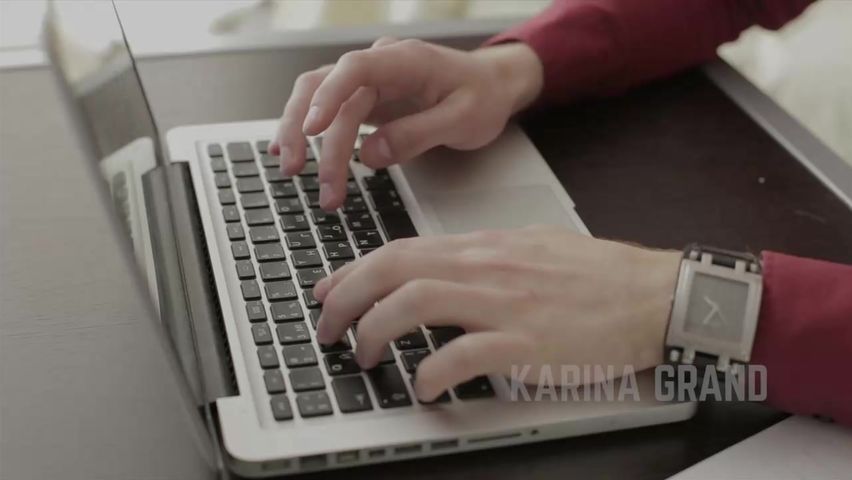 在小女友漂亮的脸上和嘴里发射