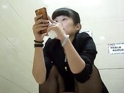 商场厕拍毛毛不多的气质短发轻熟女