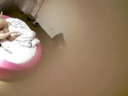 年轻情侣激情肉战眼镜妹外表清纯干起来热情似火