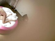 年轻情侣激情肉战眼镜妹外表清纯干起来热情似火