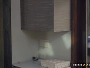 在厨房里操朋友的老婆.