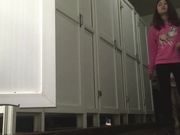 外站流出高校女厕近距离TP背着小包包来月事的妹子