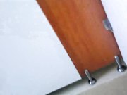 美女在厕所发现自己被偷拍后的真实反应，真实刺激，看的让人忍俊不禁