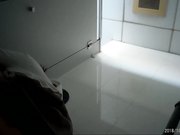 外站流出国内牛人潜入医院女厕露脸偷拍几个妹子嘘嘘