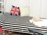 制服黑丝露脸妍馨的内内，身材不错逼逼还很嫩，道具插入还能喷水