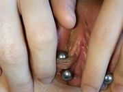 萌萌奶卉闺蜜玩刺激展示嫩逼抽烟用超大香肠捅玩穿阴钉浪穴