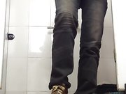 商场排队厕拍系列妹子一边尿尿一边补妆像是去约会