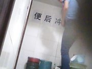 大学女厕所偷拍美女喜欢倒着尿尿