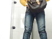 商场排队厕拍黄衣服的小姐姐长的真好看