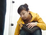 商场排队厕拍黄衣服的小姐姐长的真好看