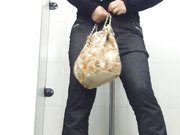 商场排队厕拍黄衣服的小姐姐长的真好看