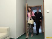 被摄影师大屌插入小嫩穴的可爱美臀宝贝.