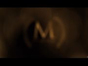 把火热的精子射到黑发美女光滑如丝的皮肤上