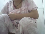 大学女生宿舍厕拍系列妹子一边尿尿一边都要睡着了