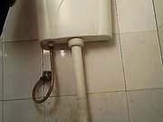 大学女生宿舍厕拍系列妹子一边尿尿一边都要睡着了